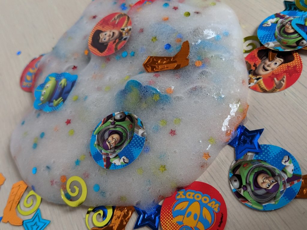 Have fun with Woody and Buzz when playing with Toy Story Slime. 